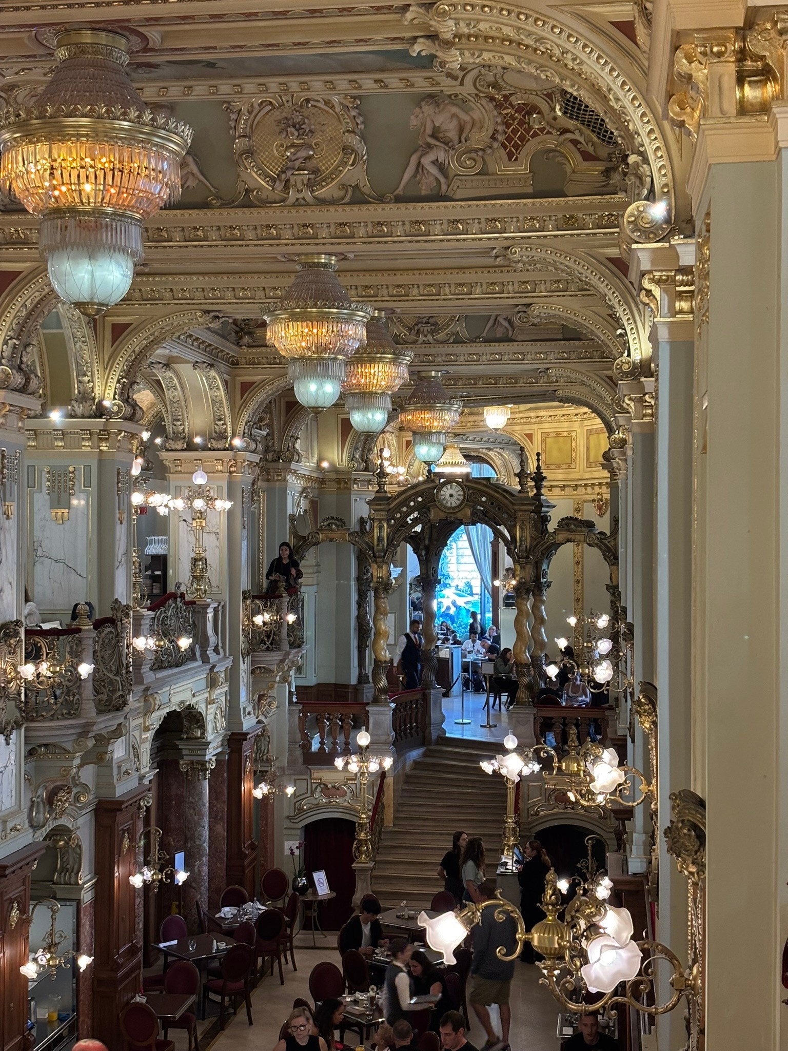 New York Café v Budapešti sa označuje za najkrajšiu kaviareň na svete. 