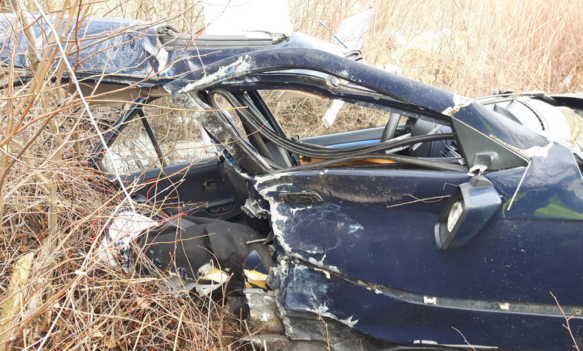 Groźny wypadek w Mazurach na Podlasiu. Samochód rozpadł
