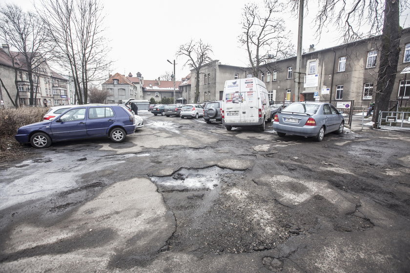 Dziurawy parking na ul. Świerczyny w Mysłowicach