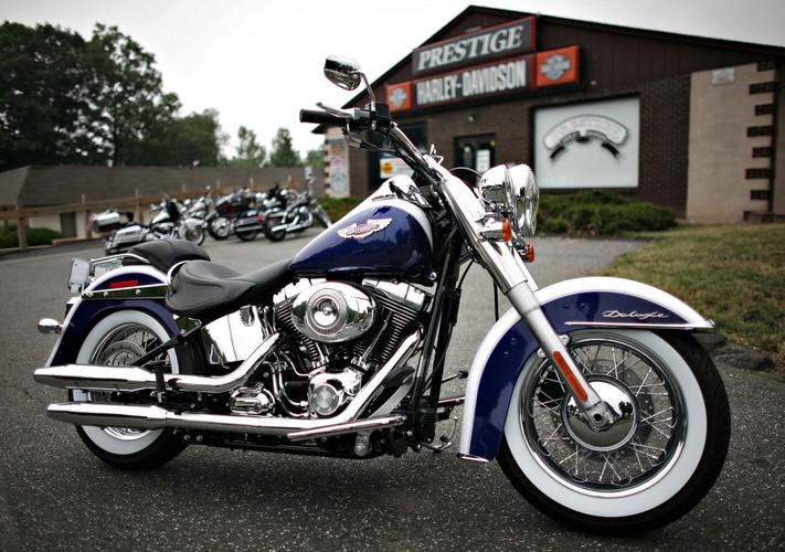 Harley-Davidson to marka, o której opowiadają profesorowie w szkołach biznesu. Historia firmy sięga 1901 roku, kiedy William Sylvester Harley oraz Arthur Davidson przygotowali cztery silniki do ramy rowerowej. Dwa lata później wyprodukowano już pierwszy model przeznaczony do sprzedaży. Harley-Davidson Motor Company to jedna z pierwszych firm, które w pełny sposób zaczęły rozwijać „markę-styl życia” („lifestyle brand”). Świadczyć o tym może chociażby fakt, że w połowie lat 80. XX wieku posiadacze motocykli zrzeszyli się w ramach Harley Owners Group. Członkostwo w grupie szło w parze z promocjami u producenta, wieść o tym zaś rozpowszechniana była drogą nieformalną. Nie trzeba dodawać, że niezwykle skutecznie.