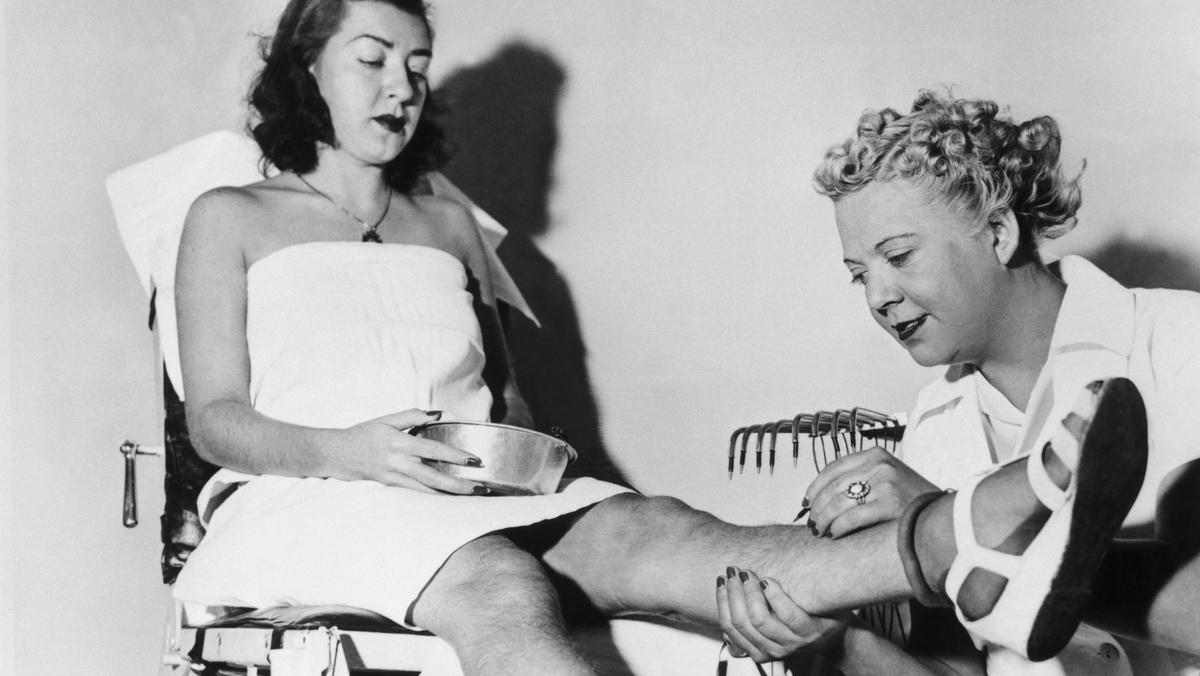 Zabieg depilacji włosów w Instytucie Elektrolizy Beatiderm w Nowym Jorku 4 listopada 1938 r.