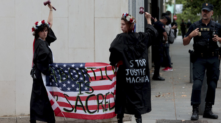 Ruhájukat letépve tiltakoztak női aktivisták az amerikai nagykövetség előtt Madridban / Fotó: Northfoto