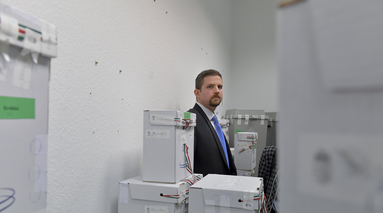 Téglási András, a Nemzeti Választási Bizottság elnöke a külképviseletekről visszaérkezett urnákat és urnazáró címkéket ellenőrzi a Nemzeti Választási Iroda (NVI) Alkotmány utcai központjában 2022. április 6-án. / Fotó: MTI/Koszticsák Szilárd