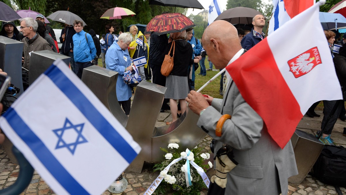 menora kielce polska izrael żydzi żyd flagaspotkanie przy pomniku Menora