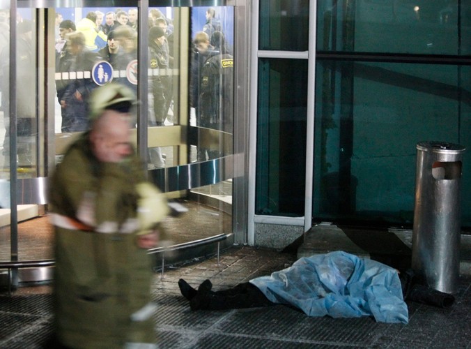 Ciało jednej z ofiar przed budynkiem lotniska