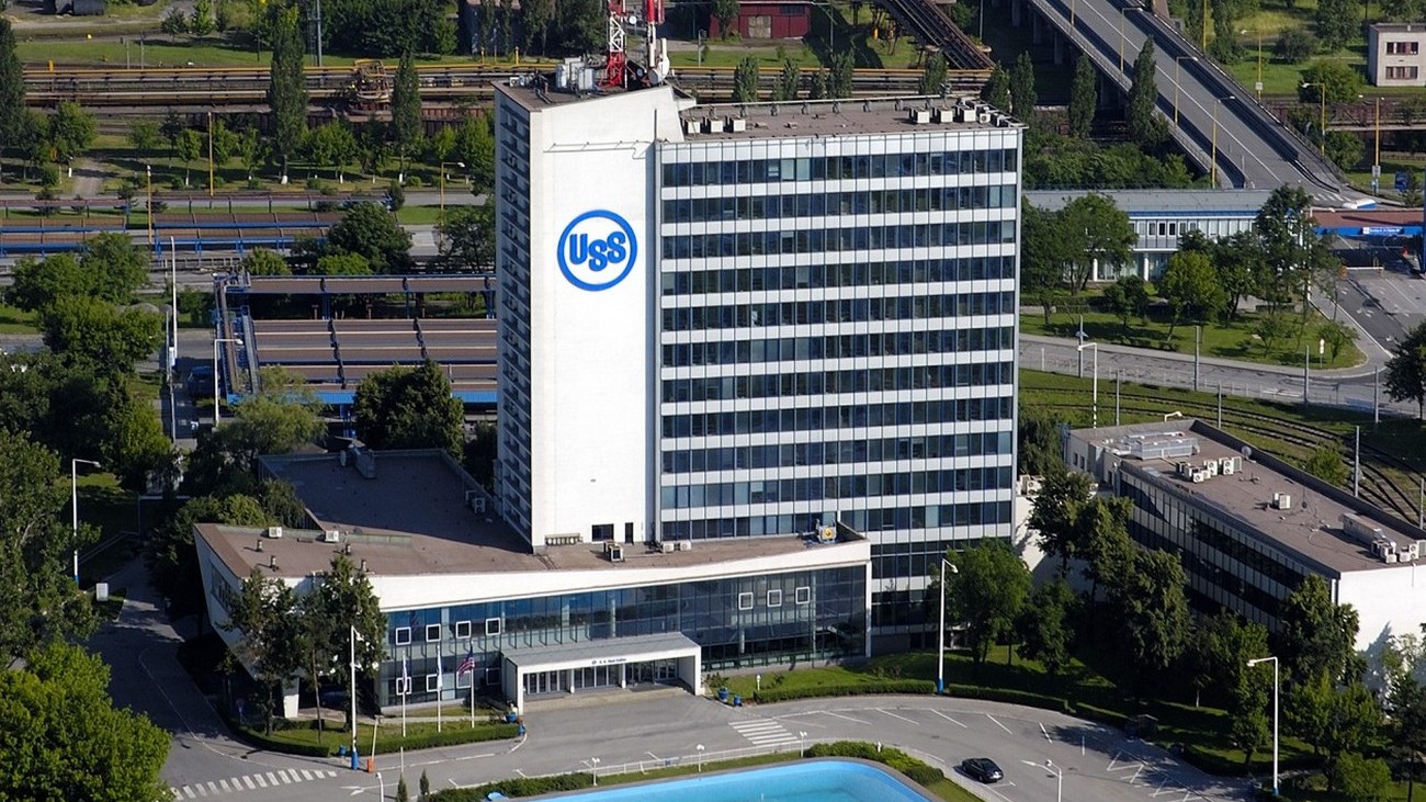 Priestor pred administratívnou budovou železiarní zmení názov