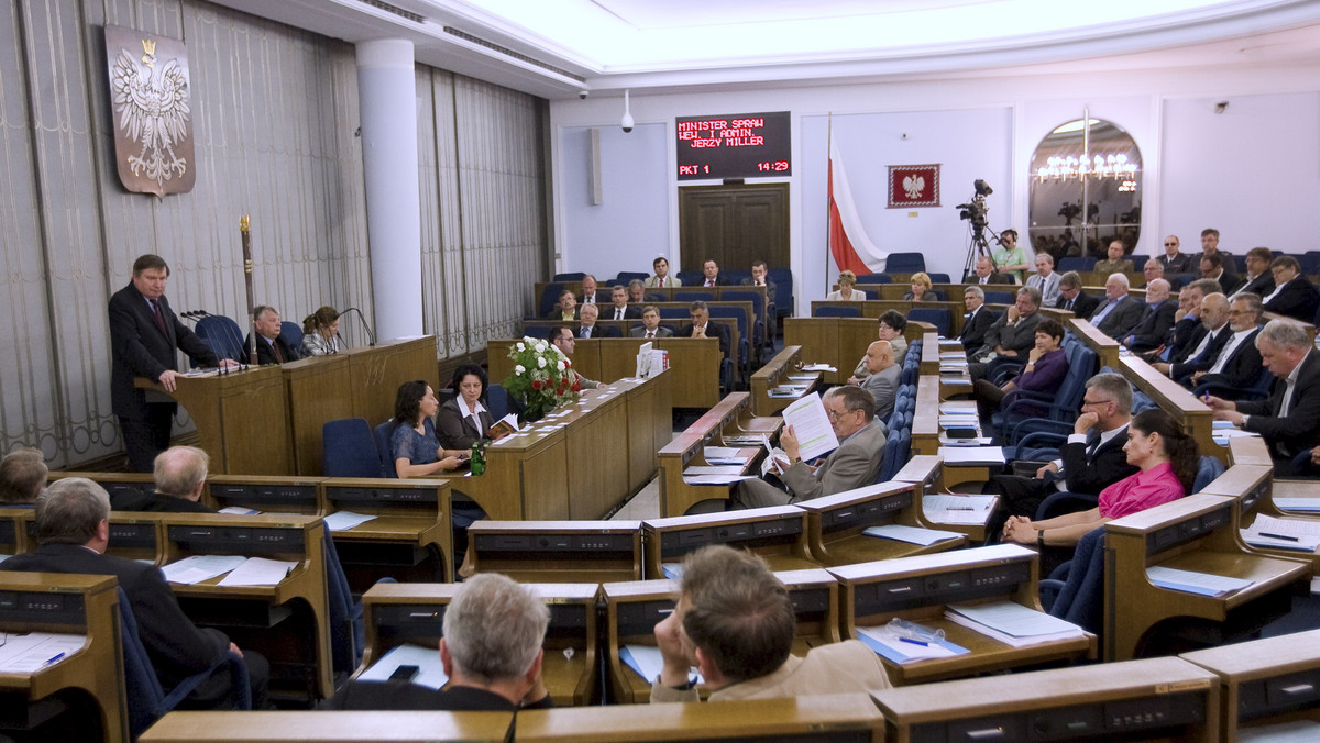 Posłowie przyjęli w głosowaniu poprawkę Senatu do zmian w ordynacji wyborczej do Sejmu i Senatu, która rozszerza zakaz kandydowania do parlamentu o osoby skazane za przestępstwa skarbowe.