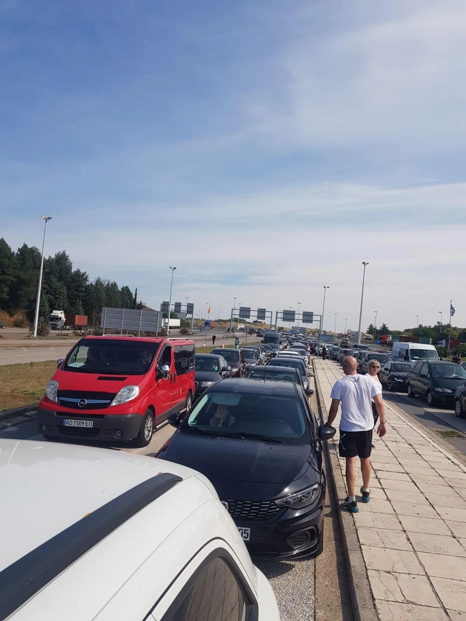 Kolona vozila na Evzoniju