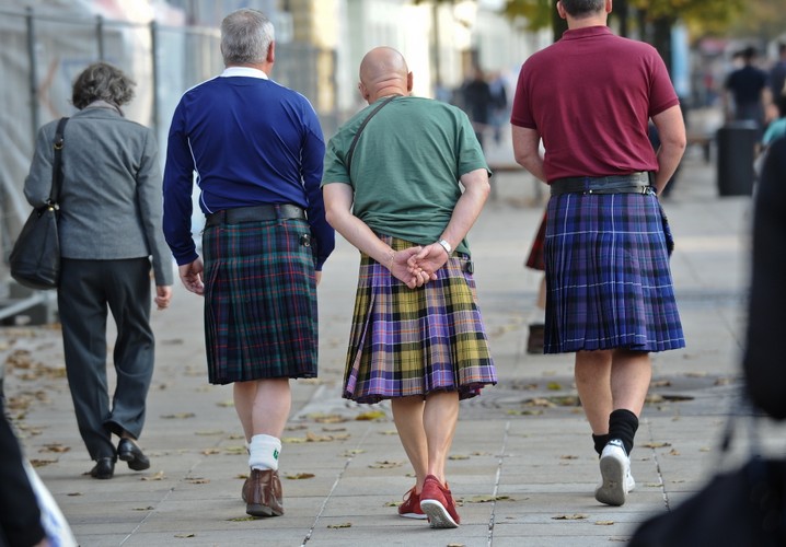 Najazd Szkotów na Warszawę. Kibice w tradycyjnych kiltach spacerują po stolicy
