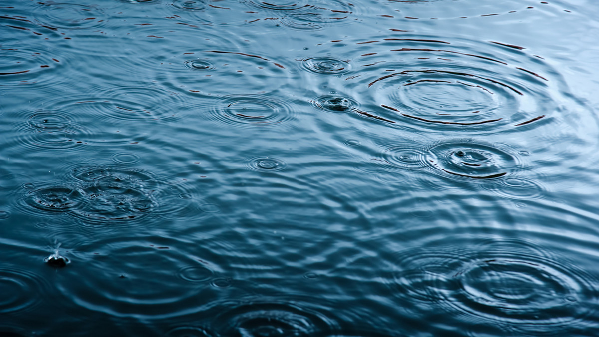 Podkrakowska gmina Zielonki uruchomiła pilotażowy program "Jestem eko! Łapię deszcz" zakładający montaż na nieruchomościach mieszkańców naziemnych zbiorników na wodę opadową użyczonych przez gminę. Przeznaczono na ten cel 100 tysięcy zł.