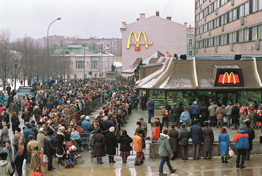 W wyniku rosyjskiej agresji na Ukrainie z Rosji wycofały się setki firm, wśród nich sieć McDonald’s, której pierwszy lokal w Moskwie otwarty w 1990 roku był symbolem wkroczenia kapitalistycznego świata do Związku Radzieckiego