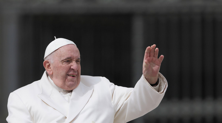 Különleges miseruhában érkezik Ferenc pápa / Fotó: Northfoto