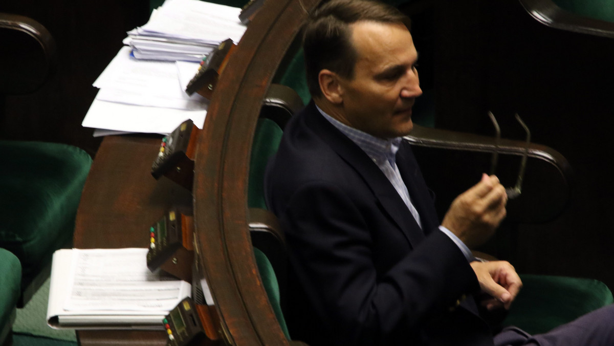 B. szef MSZ Radosław Sikorski stawił się dzisiaj jako świadek na procesie Tomasza Arabskiego i innych urzędników, oskarżonych w trybie prywatnym przez część rodzin ofiar katastrofy smoleńskiej o niedopełnienie obowiązków przy organizacji wizyty prezydenta Lecha Kaczyńskiego w Katyniu 10 kwietnia 2010 r. - Jako szef MSZ nie zajmowałem się organizacją wizyty, ja prowadziłem politykę zagraniczną, a nie organizacyjną - powiedział Sikorski.