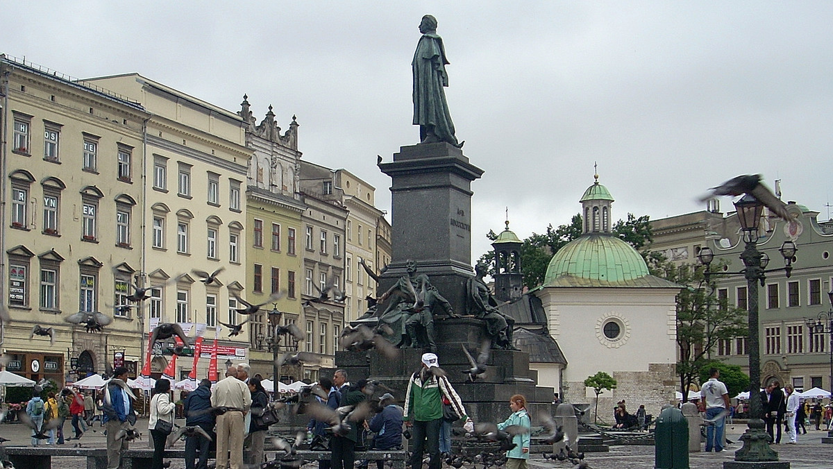 Najbardziej rozpoznawalny krakowski pomnik, przedstawiający Adama Mickiewicza zostanie odrestaurowany. Zarząd Infrastruktury Komunalnej i Transportu rozstrzygnął właśnie przetarg na jego oczyszczenie. Koszt prac to 78,5 tysiąca złotych.
