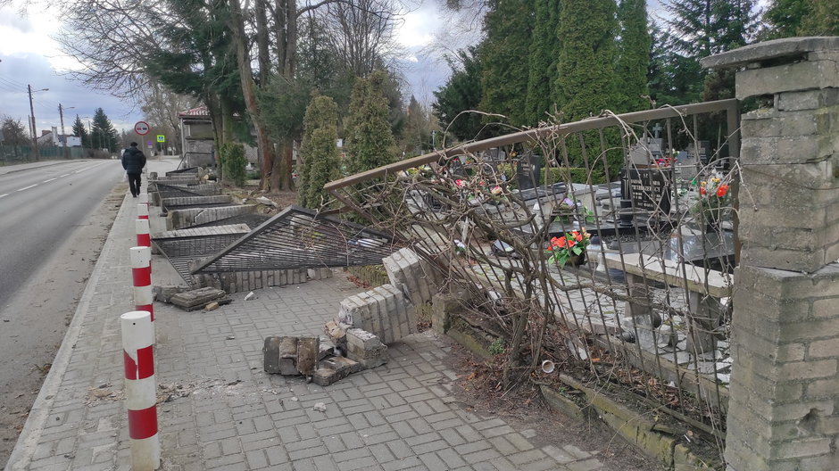 Zniszczone ogrodzenie cmentarza przy ul. Żwirowej w Gorzowie
