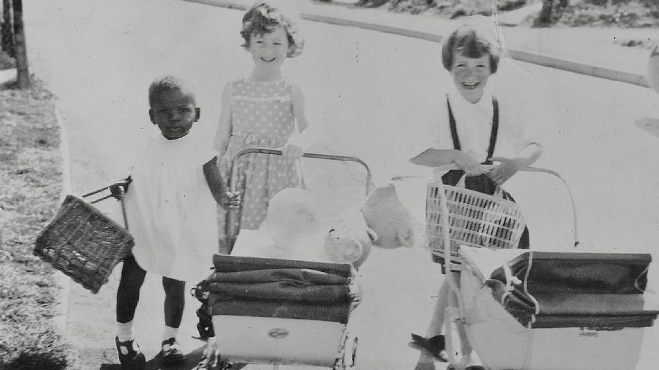 Profesorka Učegbu kao dete sa sestrama iz starateljske porodice u Kentu, u Engleskoj | Foto: Ijeoma Uchegbu