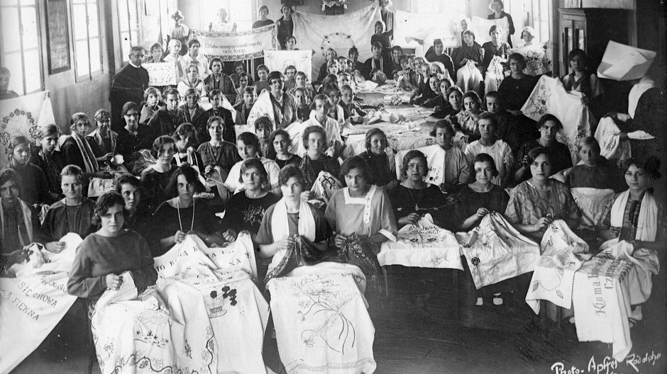 Polska imigracja do Francji. Młode pracownice wykorzystujące wolny czas na naukę haftu. Oignies (Pas-de-Calais), około 1930 roku.