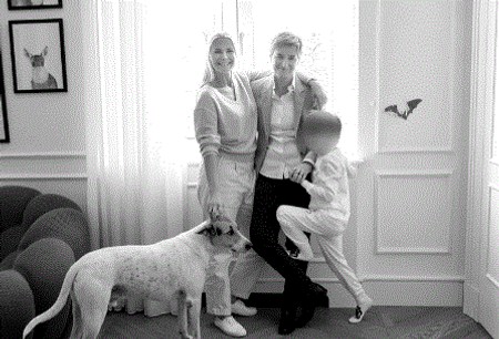 Porodična fotografija Ane Brnabić sa sinom i suprugom