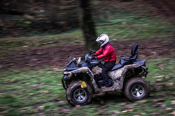 HOROR KOD JEZERA NA FRUŠKOJ GORI Deca bez nadzora divljala na kvadovima po strmini: Jedan dečak se umalo prevrnuo i sleteo