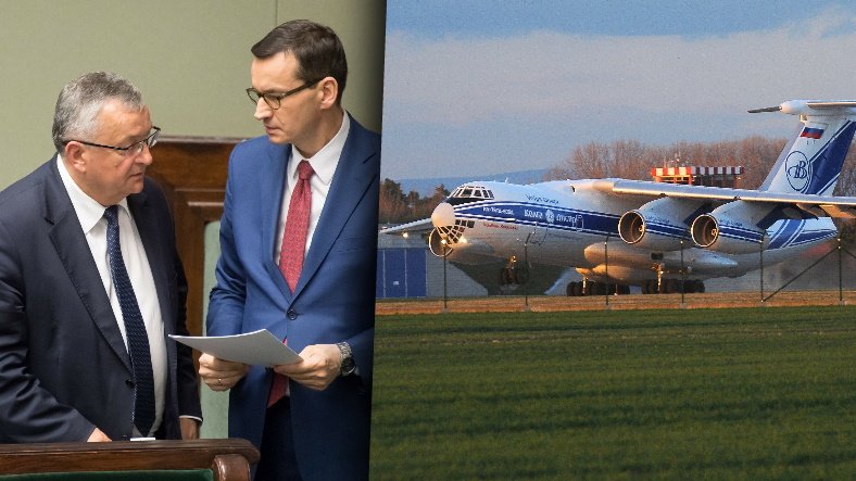 (od lewej) Andrzej Adamczyk i Mateusz Morawiecki. Z prawej samolot Ił-76 linii "Wołga-Dniepr"