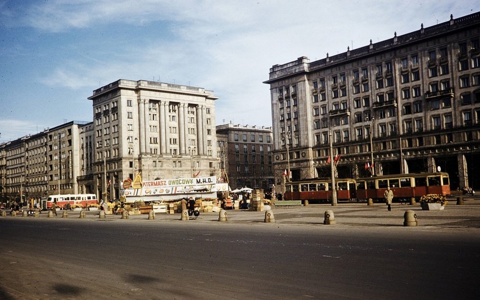 Plac Konstytucji, przełom lat 50. i 60. oraz obecnie.