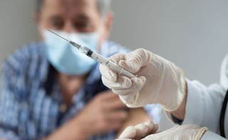 43 proc. Polaków wierzy, że koronawirus został stworzony w laboratorium