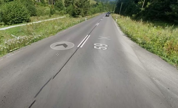 Správne pochopenie vodorovného značenia a rešpektovanie zvislých dopravných značiek sú kľúčové pre bezpečnú jazdu na slovenských cestách. Odborníci odporúčajú predbiehať cez dvojitú prerušovanú čiaru len pri stopercentnej istote. 