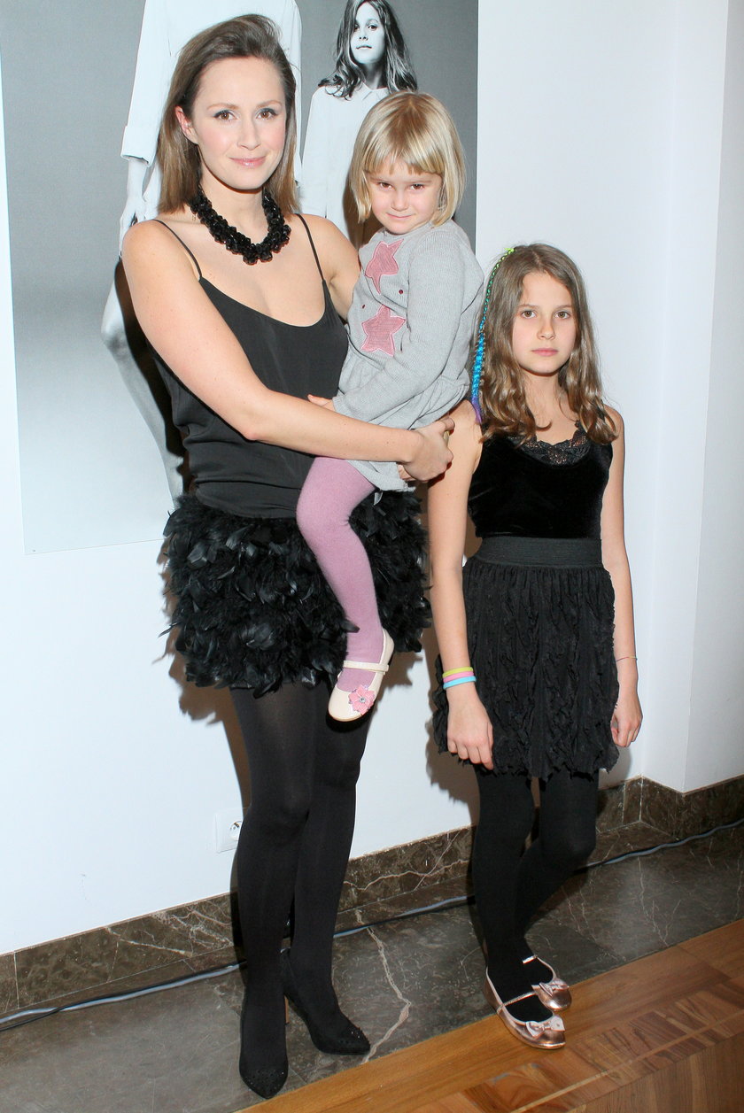 Monika Mrozowska z córkami
