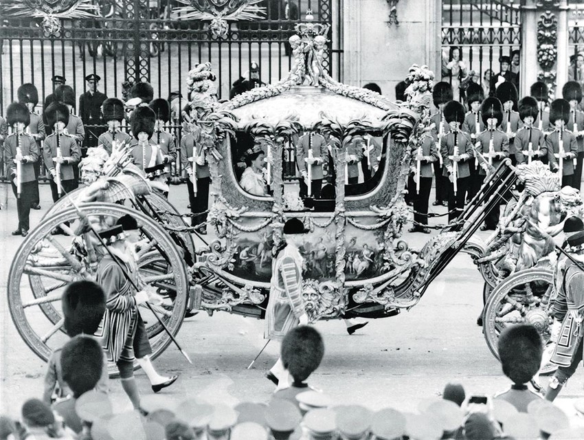 Kočija kojom je kraljica dovezena bila je pozlaćena i teška četiri tone