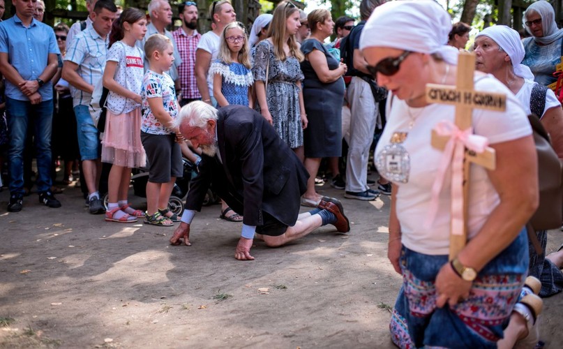 Pielgrzymi docierający do prawosławnego sanktuarium