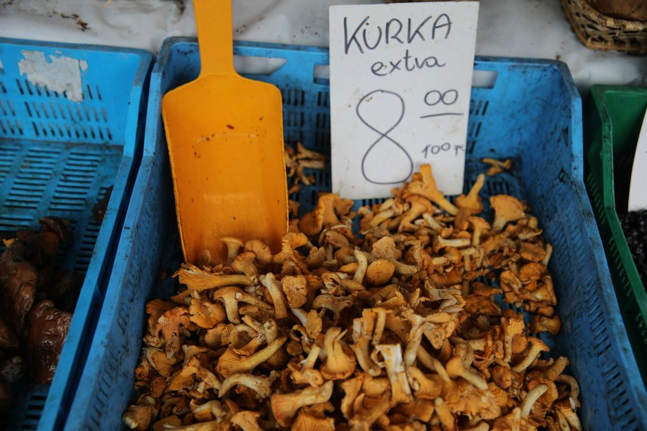 Niektórzy sprzedawcy oferują kurki w porcjach po 100 gram.