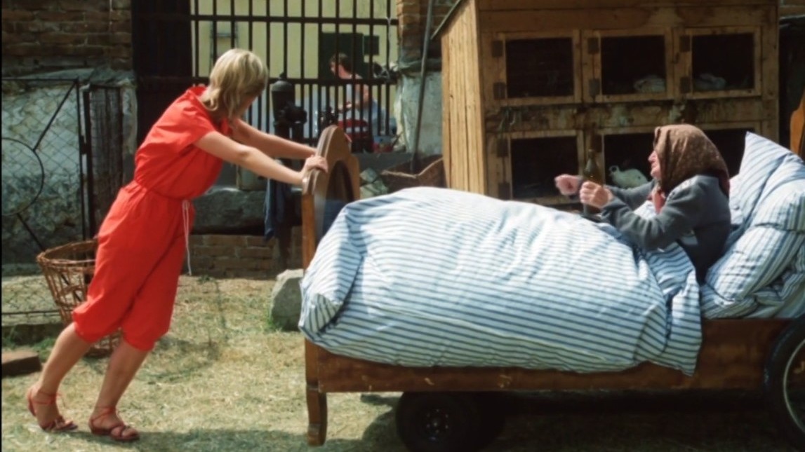 Veronika Kánská ako Blažena a Erna Červená ako mama Škopkovej vo filme Slunce, seno, jahody.