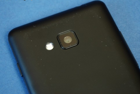 Pentagram Combo ma dobrą gęstość pikseli (233 ppi) oraz rozdzielczość (480 na 800 pikseli). Obraz na wyświetlaczu jest wyraźny, można mieć jednak zastrzeżenia do kątów widzenia. Wydajność czterordzeniowego procesora Snapdragon 200 o taktowaniu 1,2 GHz jest adekwatna do ceny. Do telefonu dołączone są dwie baterie o pojemnościach 1300 i 3000 mAh. Użytkownik może więc wybrać pomiędzy większą mobilnością jaką oferuje mały akumulator oraz dłuższym czasem pracy bez ładowania. Plusem pracy z Combo 3-Core jest też możliwość korzystania z 2 slotów na karty SIM.