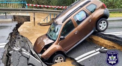 Kierowca zignorował ostrzeżenia na terenie powodziowym. Oto efekt