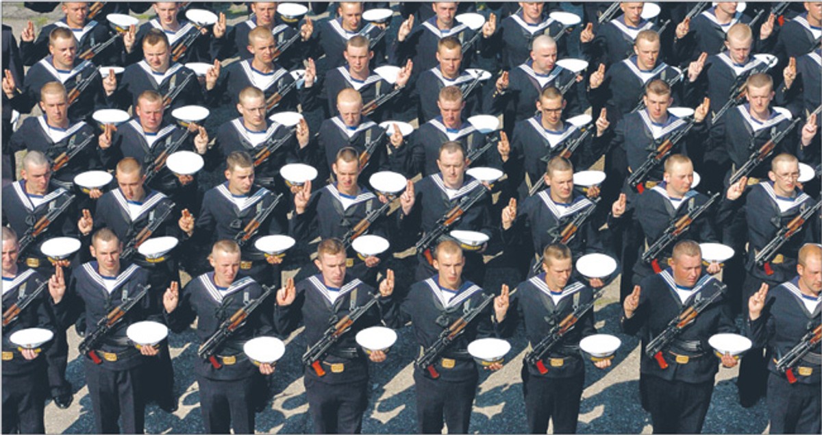 Nowe mundury mieli dostać żołnierze, policjanci i strażacy. Nie wiadomo, czy dostaną Fot. Artur Bissari/KFP