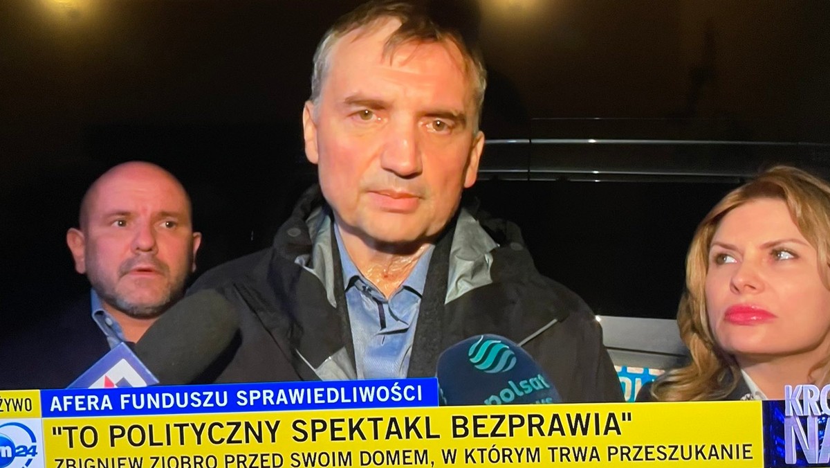 — Chciano zorganizować spektakl bandytyzmu, bezprawia. Jest to prawdopodobnie wyraz desperacji związanej z ciężką porażką, jaką było przesłuchanie Jarosława Kaczyńskiego przed komisją śledczą — powiedział Zbigniew Ziobro na konferencji prasowej, komentując wejście służb do jego domu. To pierwsze publiczne wystąpienie polityka od kilku miesięcy.