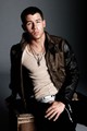 Nick Jonas magához nyúl a Flaunt magazinban