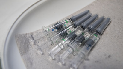 Lehet-e oltani a kínai vakcinával az időseket? Ezt mondja a WHO