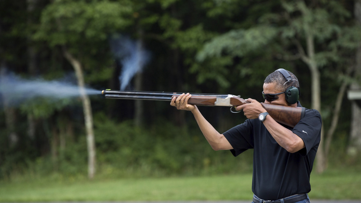 Biały Dom opublikował w weekend zdjęcie strzelającego do rzutków Baracka Obamy. Ma ono obalić spekulacje, według których prezydent USA, który prowadzi obecnie ofensywę na rzecz zreformowania prawa o dostępie do broni palnej, sam nie potrafi strzelać.