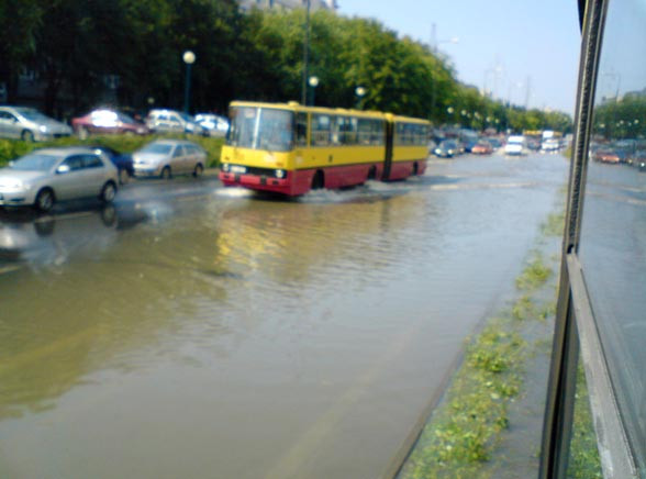 Warszawa tonie. Ulewa sparaliżowała ruch