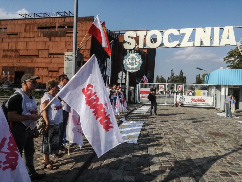 Manifestacje KOD i "Solidarności" oddzielała historyczna Brama nr 2