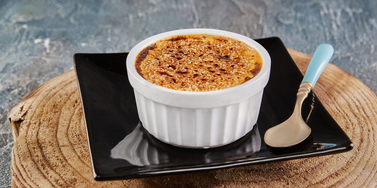 Crème brûlée z grzybami i cebulą można podać na obiad lub kolację.