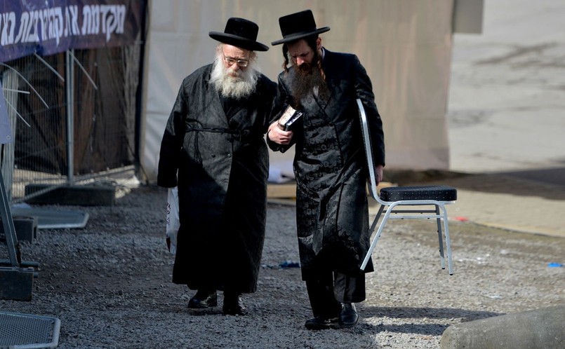 Jak powiedział PAP Henryk Ślanda z Fundacji Chasydów Leżajsk–Polska, w piątek przyjeżdżają ci chasydzi, którzy chcą spędzić w Leżajsku szabas. Będą oni przybywać do Leżajska aż do zachodu słońca w piątek, czyli do szabasu, w czasie którego nie wolno się im przemieszczać. Dodał, że w tym czasie spodziewa się około 600-700 gości. Część z nich po modłach wyjedzie, ustępując miejsca kolejnym grupom, które będą przybywać już po szabasie. Właśnie od zmroku w sobotę przez całą noc i przez niedzielę przyjedzie najwięcej pielgrzymów. Ślanda spodziewa się, że łącznie w uroczystościach z okazji rocznicy śmierci cadyka weźmie udział ok. 6-7 tys. chasydów z Europy, USA, Kanady i Izraela.