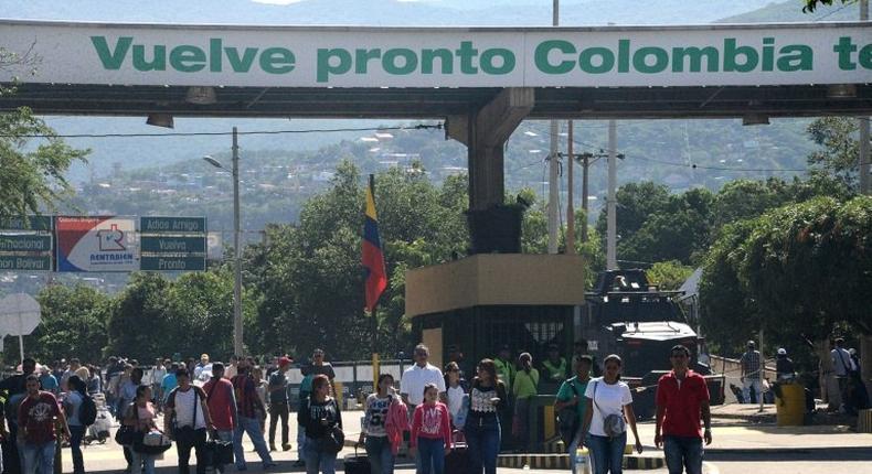 People cross the Simon Bolivar international bridge from San Antonio del Tachira, Venezuela to Norte de Santander province, Colombia, on December 20, 2016