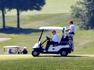 Donald Trump na jednym ze swoich pól golfowych. Trump National Golf Club in Sterling, w stanie Wirginia