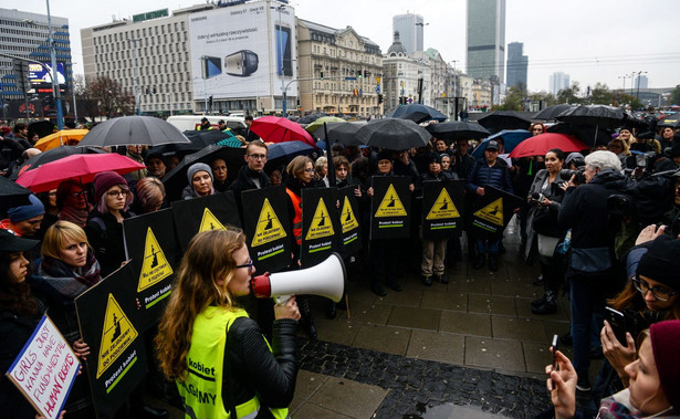 Strąciła policjantowi czapkę na "czarnym proteście". "Musi liczyć się z konsekwencjami"