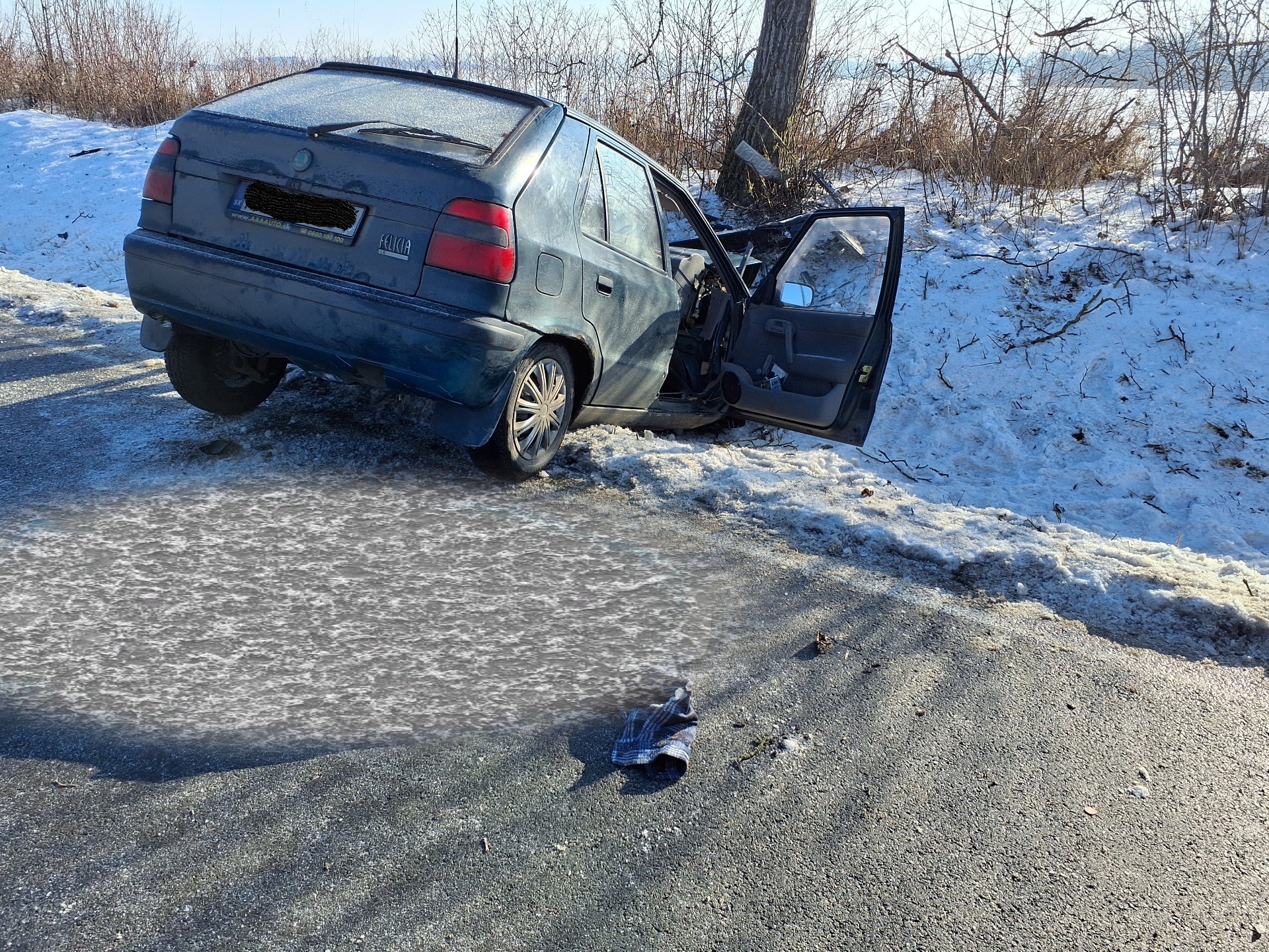 o nehode osobného auta pri Zemplínskej Teplici je cesta uzavretá.