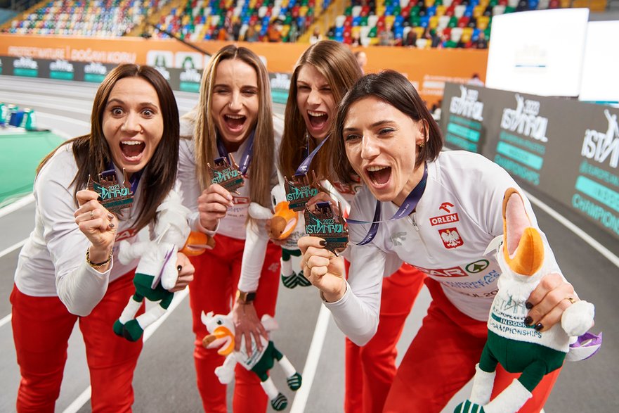 Marika Popowicz-Drapała, Anna Pałys, Alicja Wrona-Kutrzepa i Anna Kiełbasińska po finale sztafety 4x400 m podczas HME 2023 w Stambule