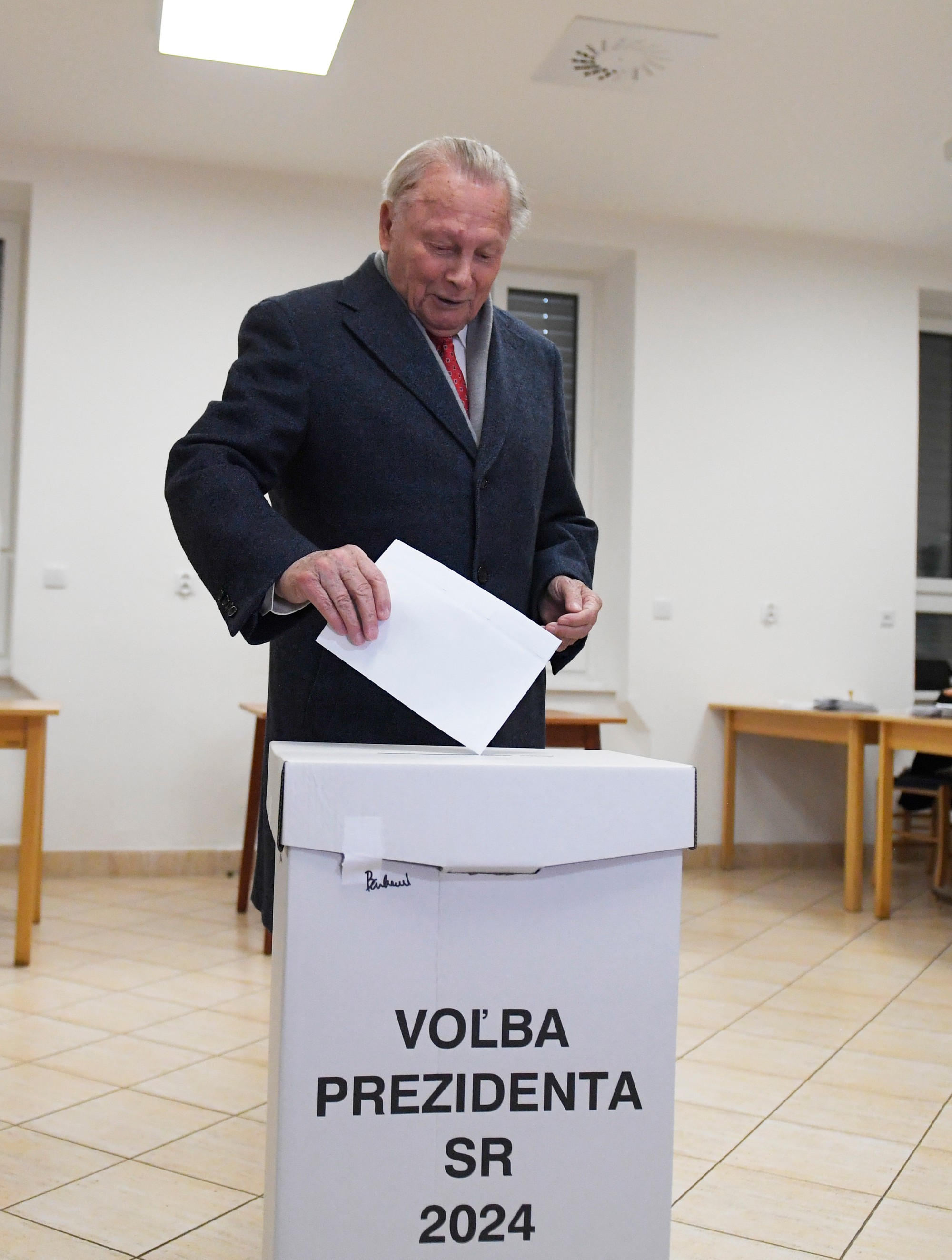 Exprezident Rudolf Schuster volil prezidenta v prvom kole volieb 2024 v Košiciach.