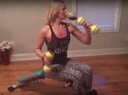 Nie możesz zmotywować się do ćwiczeń? Może hantle z kieliszkami wina Ci pomogą. Zobacz koniecznie!